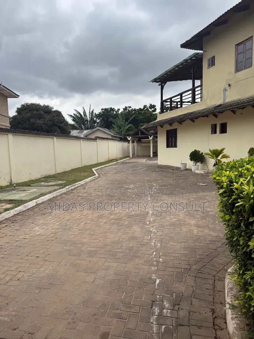 6bdrm House in Tesano Club, Abeka for sale