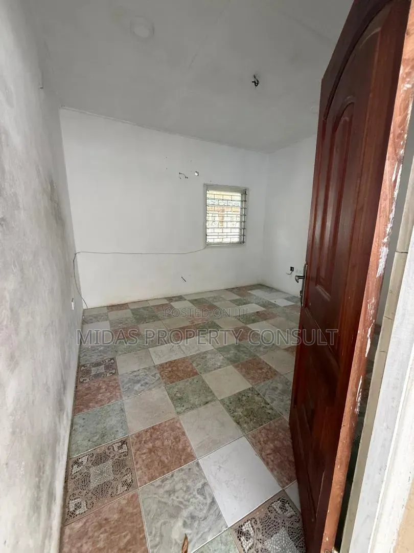 6bdrm House in Tesano Club, Abeka for sale