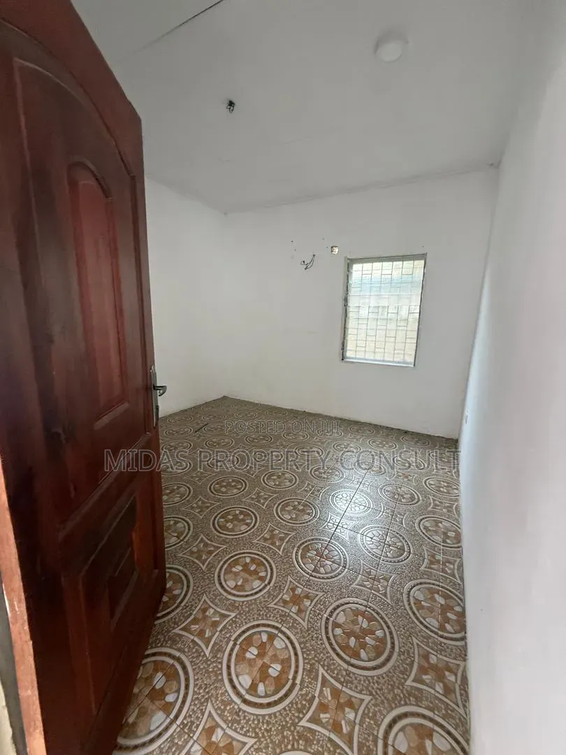 6bdrm House in Tesano Club, Abeka for sale