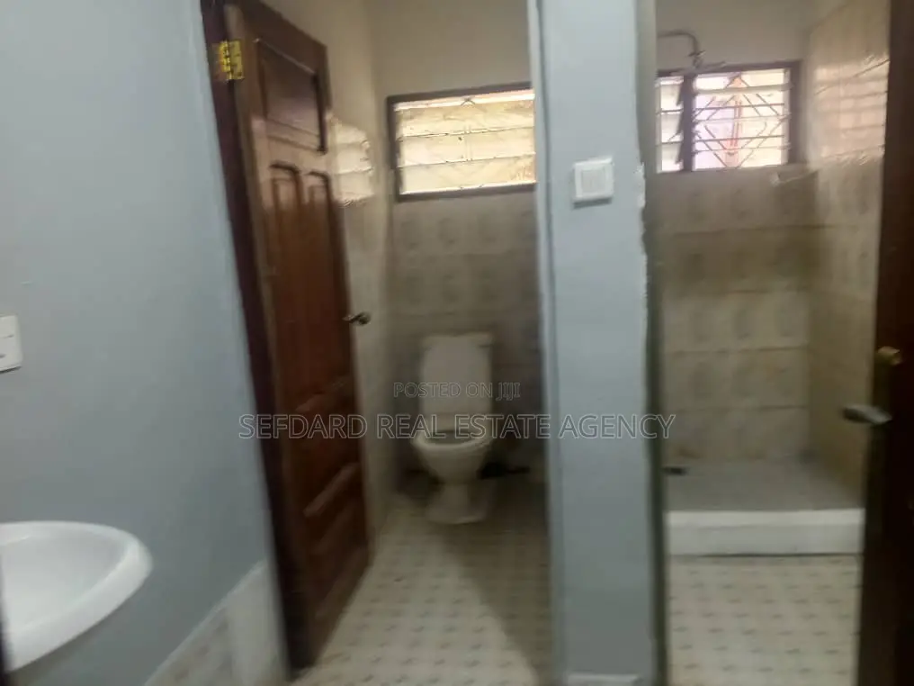 3bdrm House in Sefdard Properties, Ablekuma for rent