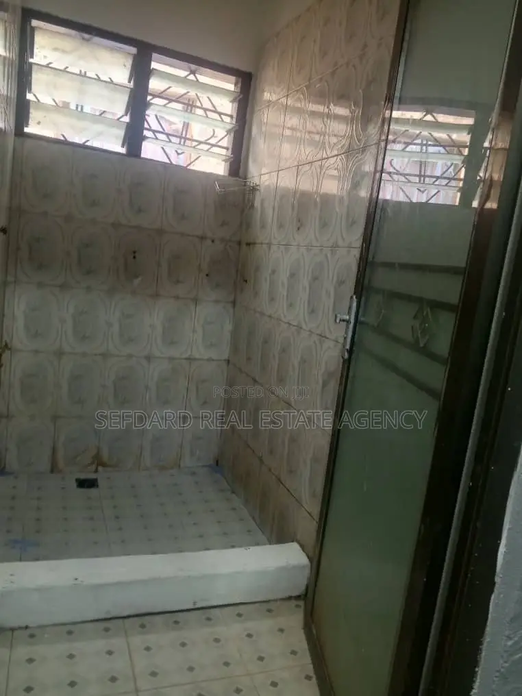 3bdrm House in Sefdard Properties, Ablekuma for rent