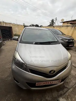Toyota Vitz 1.3 FWD 5dr 2014 Silver