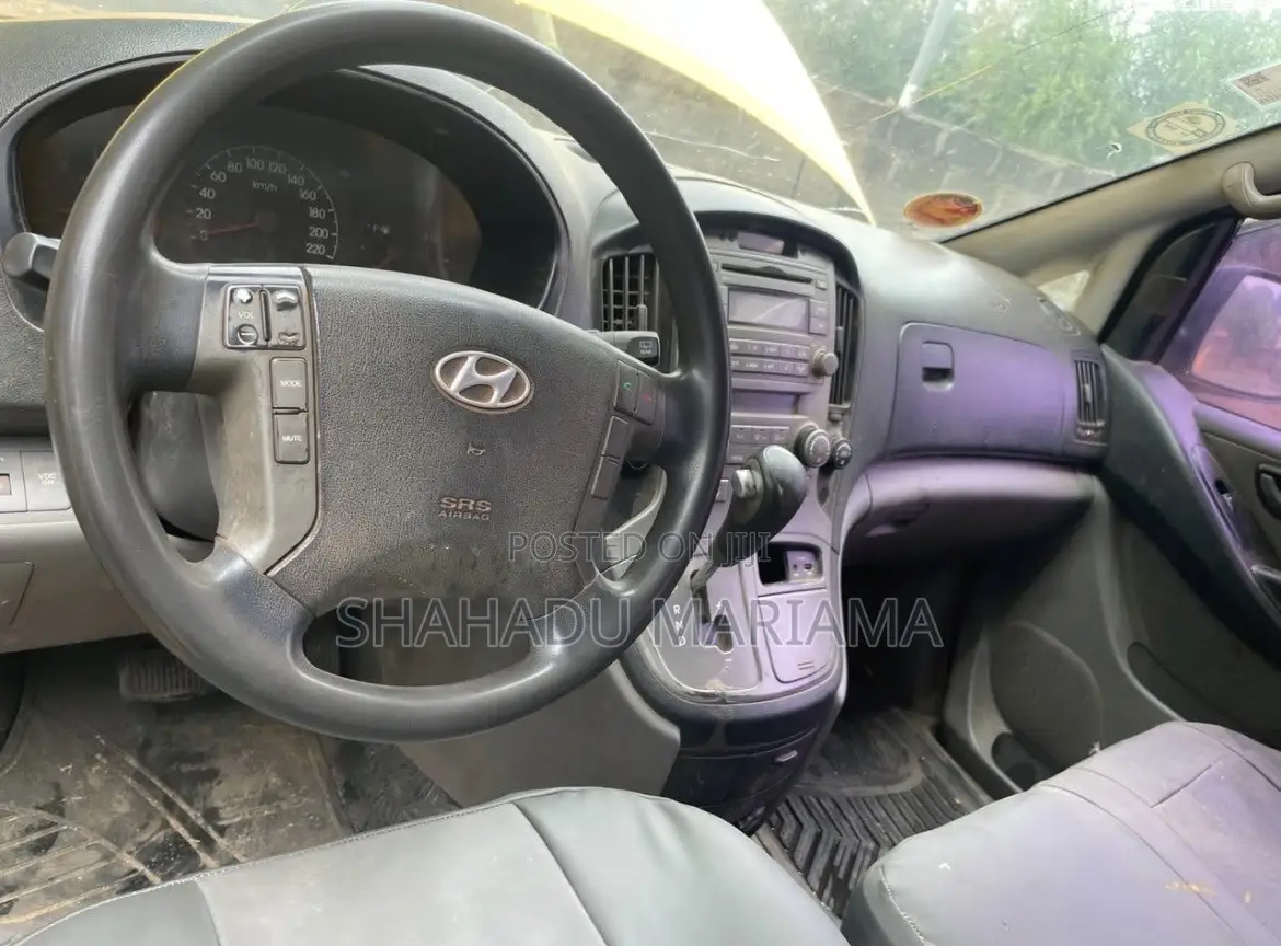 Hyundai H1 2017 Yellow