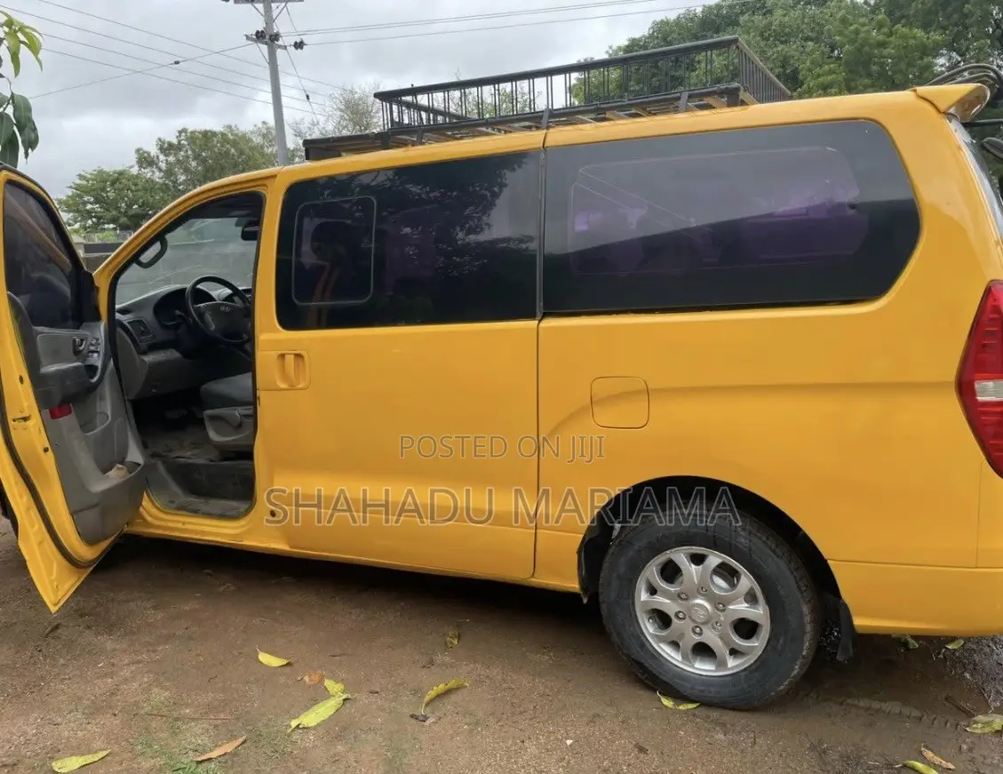 Hyundai H1 2017 Yellow