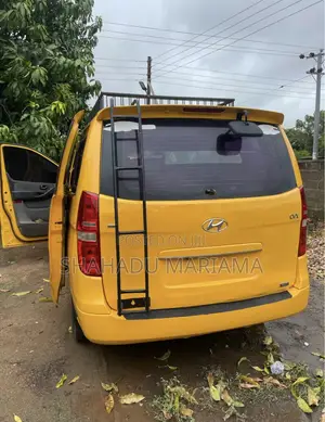 Hyundai H1 2017 Yellow