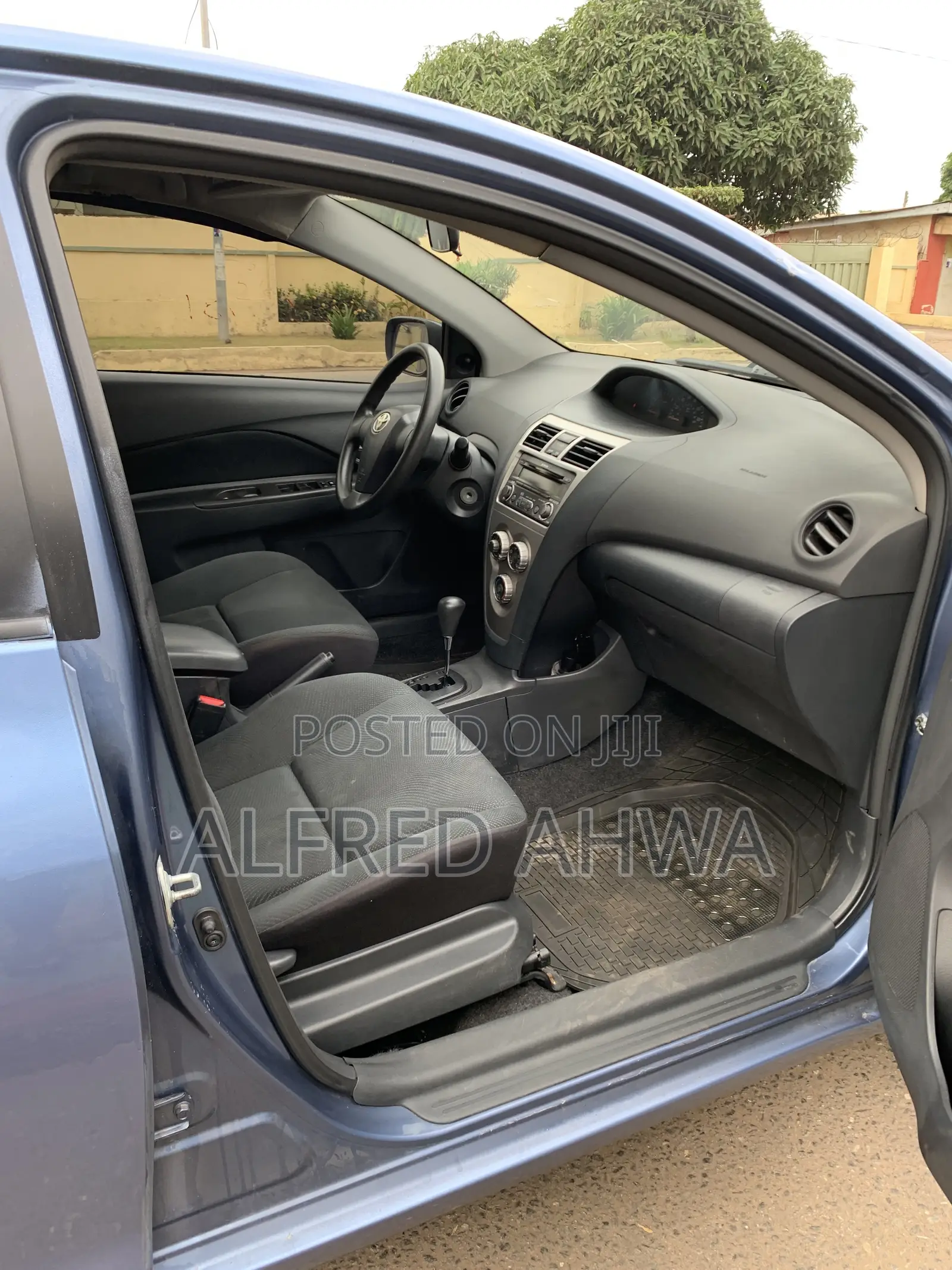Toyota Yaris L Hatchback 3dr 2012 Blue