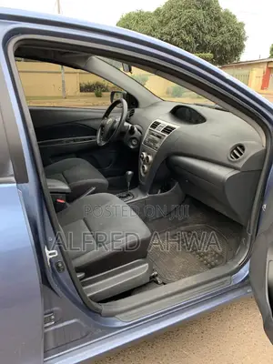 Toyota Yaris L Hatchback 3dr 2012 Blue