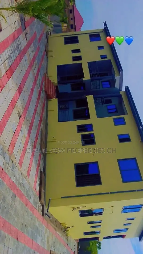 8bdrm Apartment in Kasoa for sale