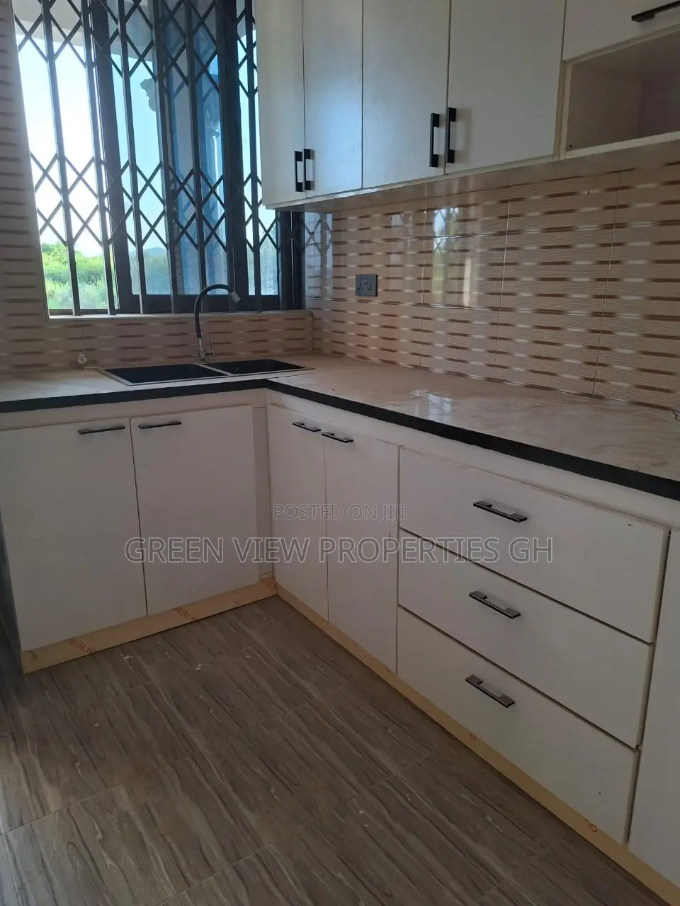 8bdrm Apartment in Kasoa for sale