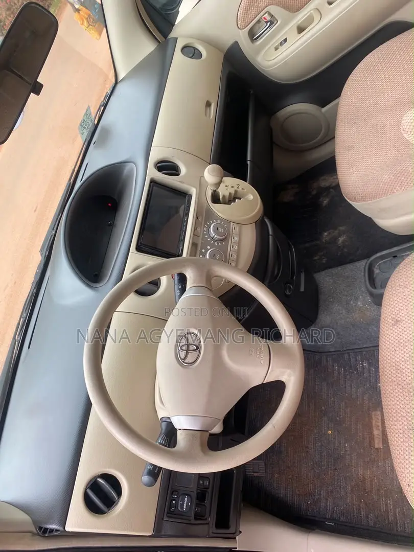 Toyota Sienta 1.5 FWD 2013 Burgundy