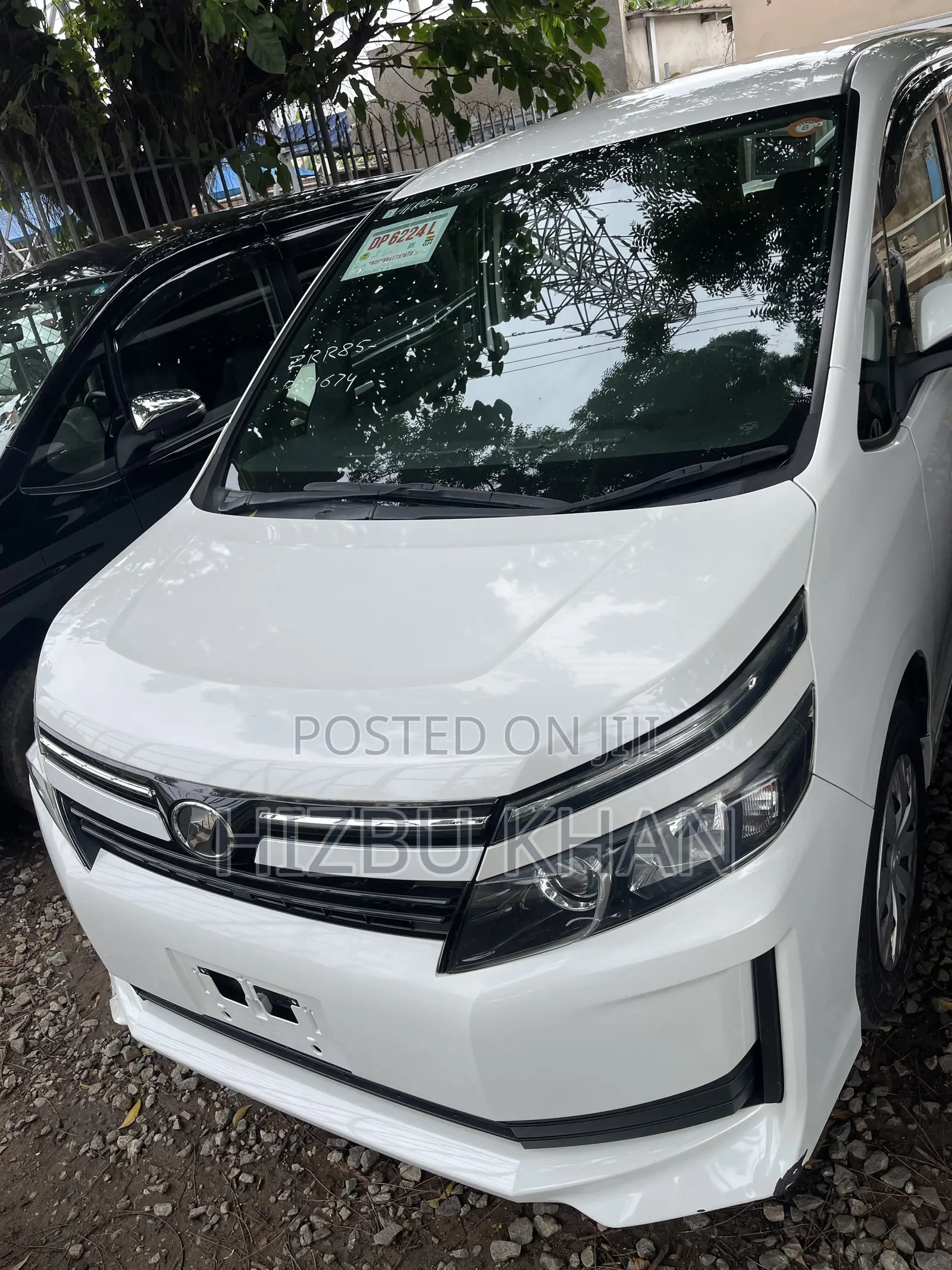 Toyota Voxy X C Package 2WD 8-Seater 2017 White