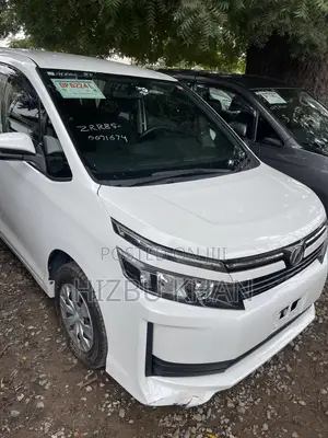 Toyota Voxy X C Package 2WD 8-Seater 2017 White