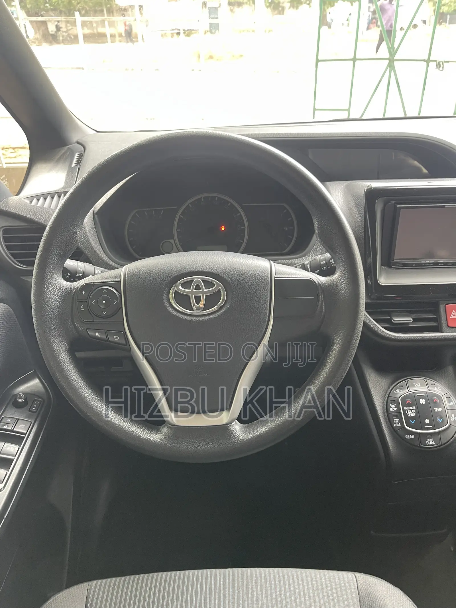 Toyota Voxy X C Package 2WD 8-Seater 2017 White