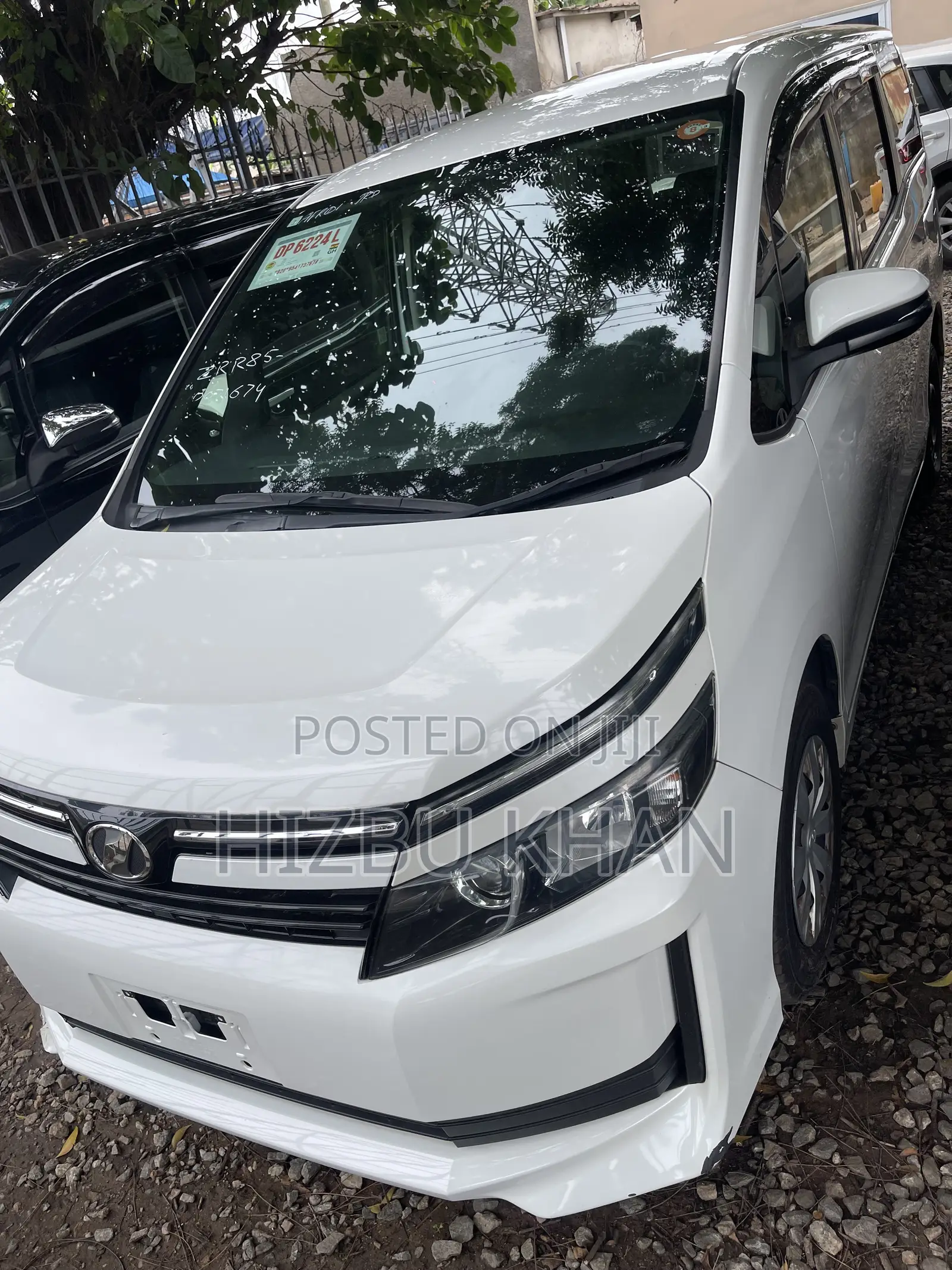 Toyota Voxy X C Package 2WD 8-Seater 2017 White