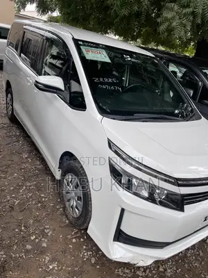Toyota Voxy X C Package 2WD 8-Seater 2017 White
