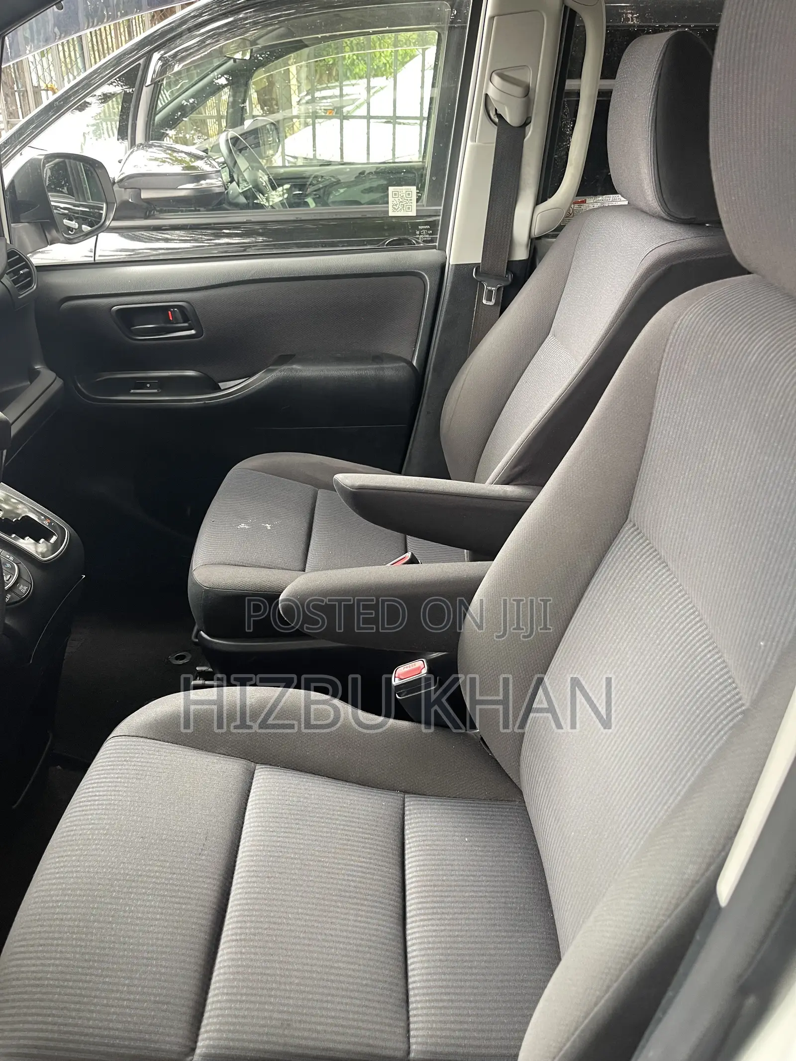 Toyota Voxy X C Package 2WD 8-Seater 2017 White