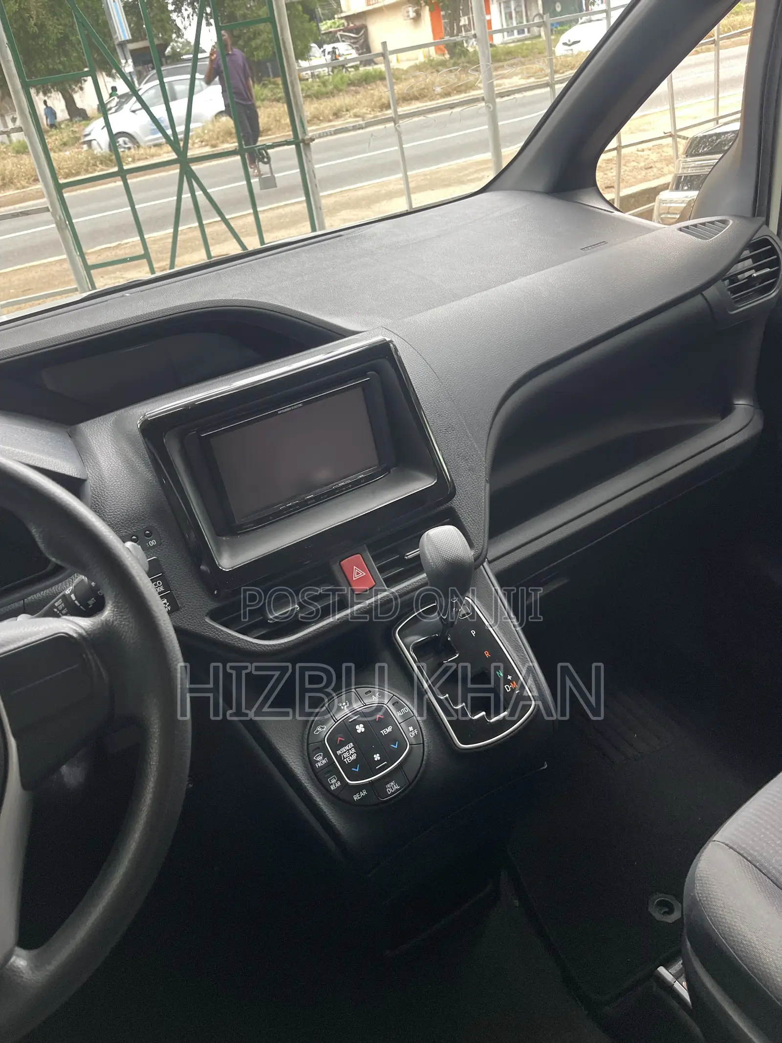 Toyota Voxy X C Package 2WD 8-Seater 2017 White
