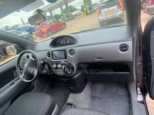 Toyota Sienta 1.5 FWD 2015 Burgundy