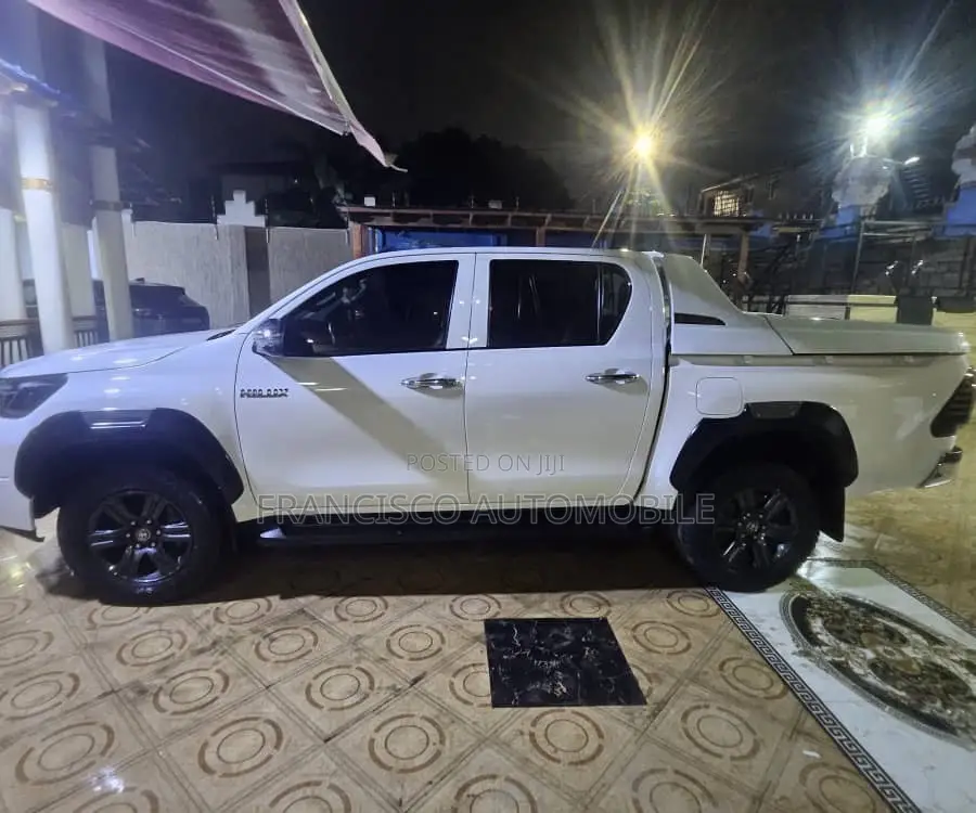 Toyota Hilux Revo Double Cab Petrol 2.7 AWD 2021 White