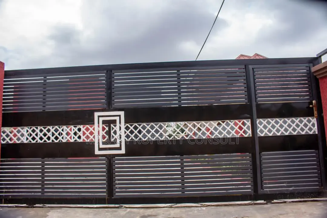 3bdrm House in China Mall, Amasaman for sale