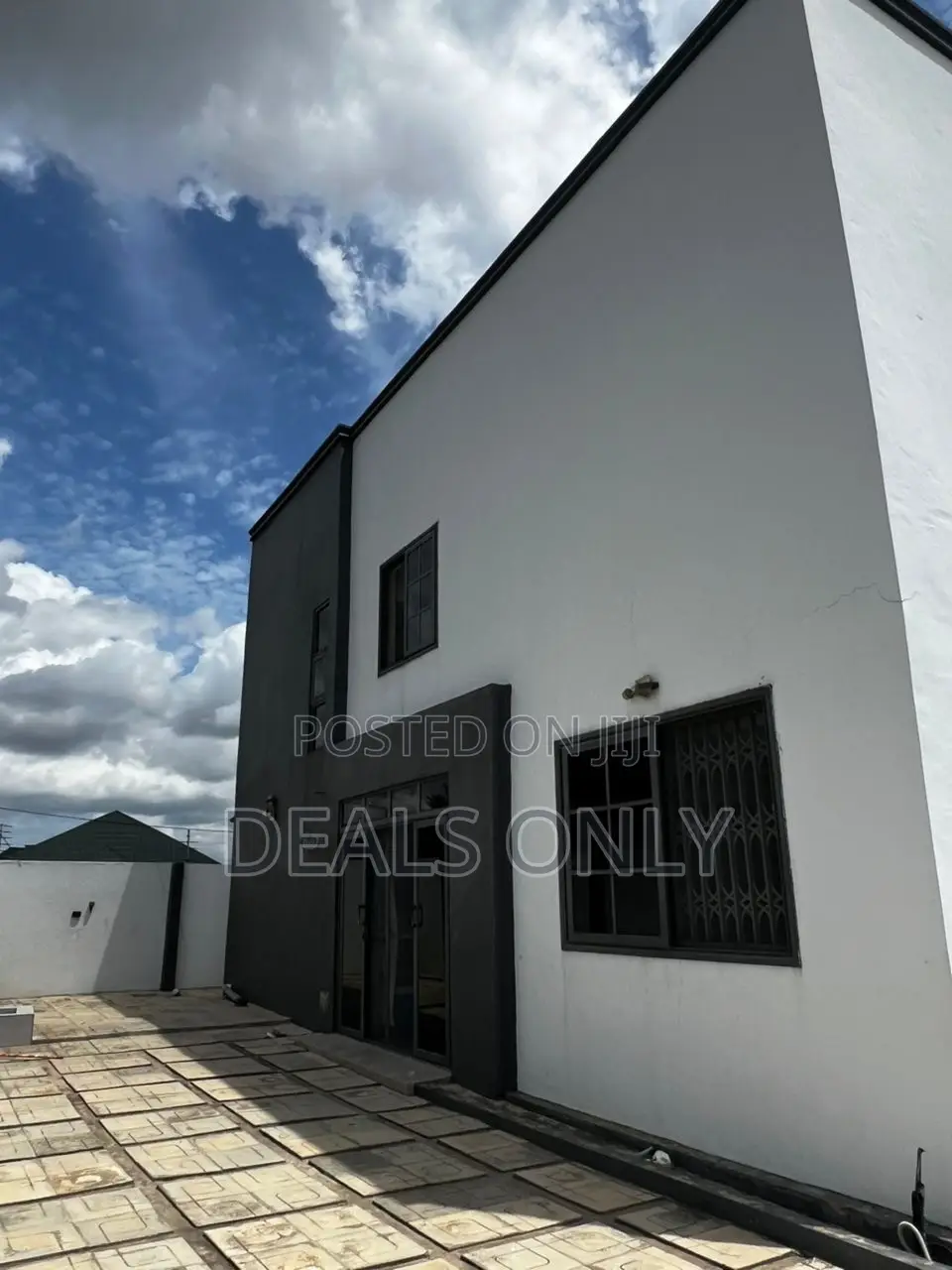 8bdrm Mansion in Accra Metropolitan for sale
