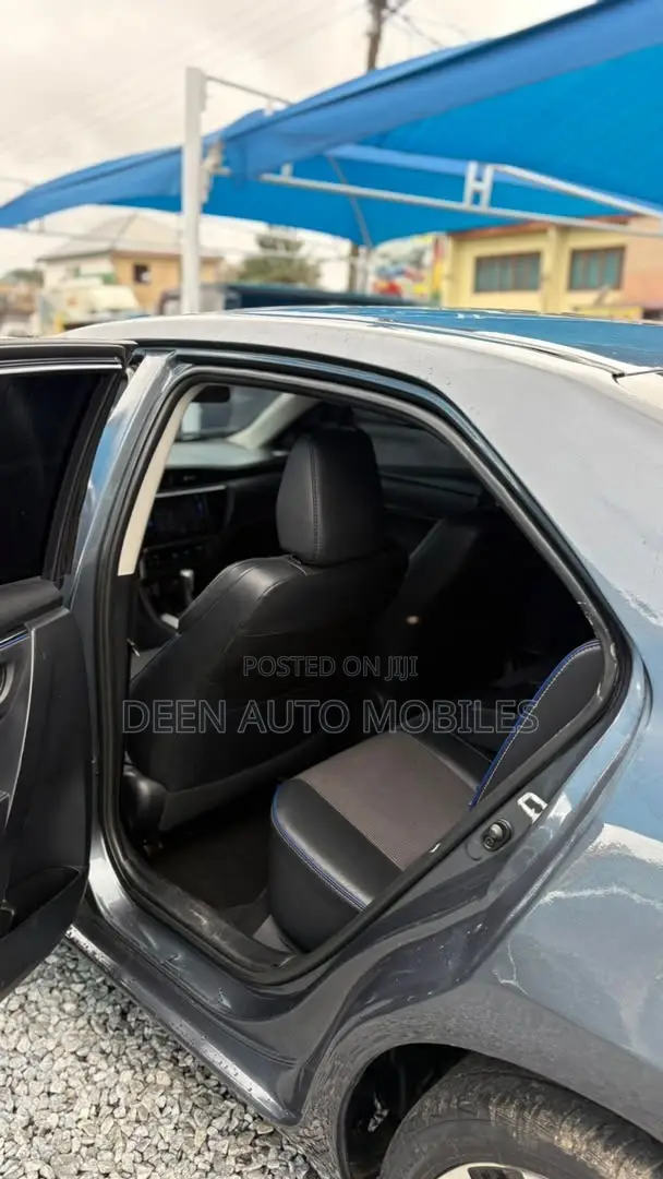 Toyota Corolla SE (1.8L 4cyl 6M) 2018 Gray