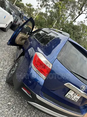 Toyota Highlander SE 2012 Blue
