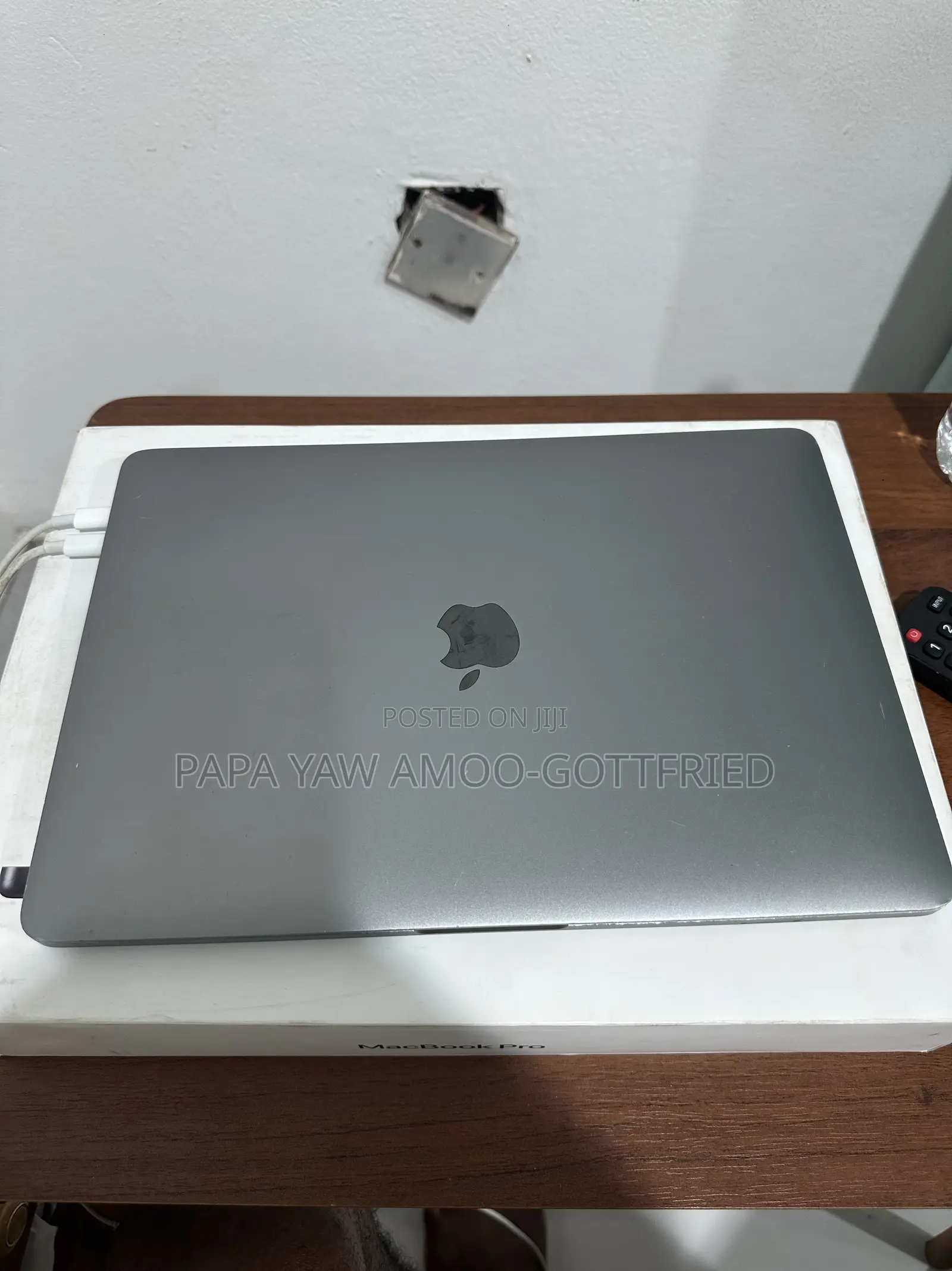 Laptop Apple MacBook Pro 2022 M2 8GB Apple M2 SSD 256GB