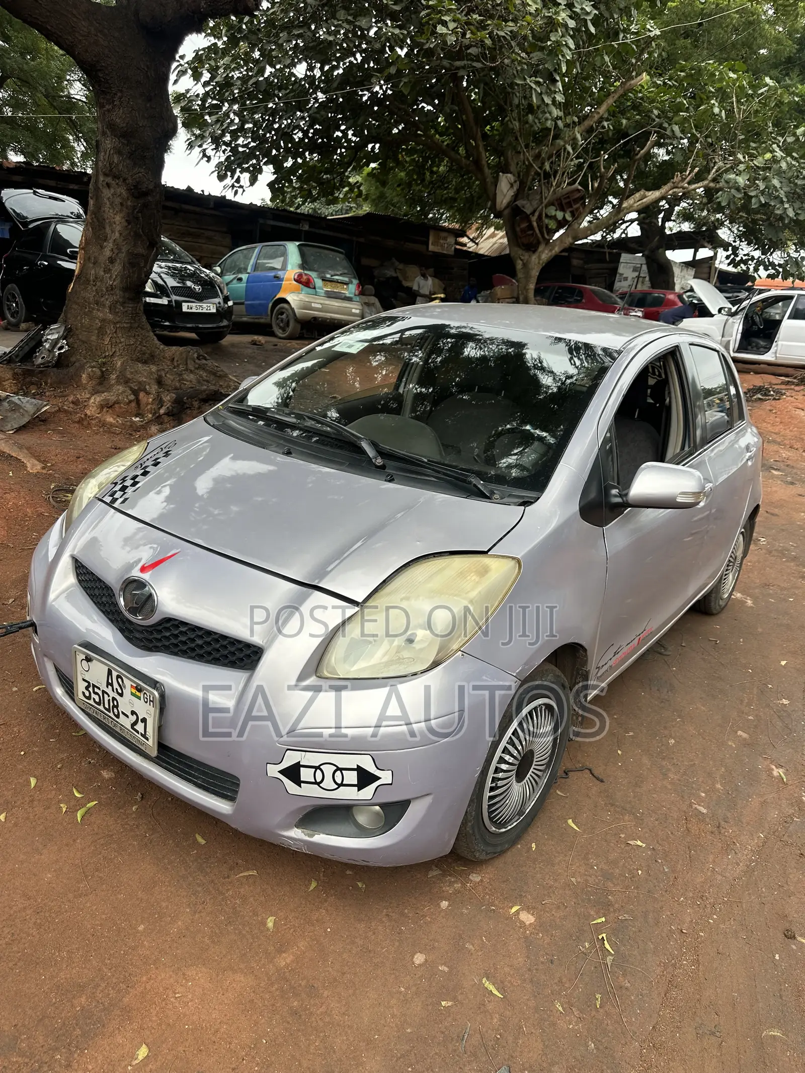Toyota Vitz 2010 Silver