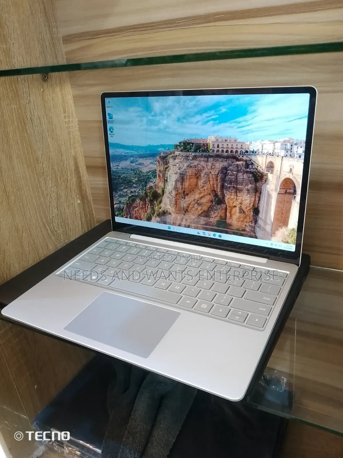 New Laptop Microsoft Surface Go 16GB Intel Core i5 SSD 256GB