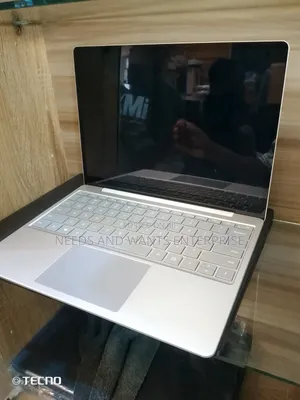 New Laptop Microsoft Surface Go 16GB Intel Core i5 SSD 256GB