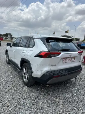 Toyota RAV4 XLE FWD 2023 White