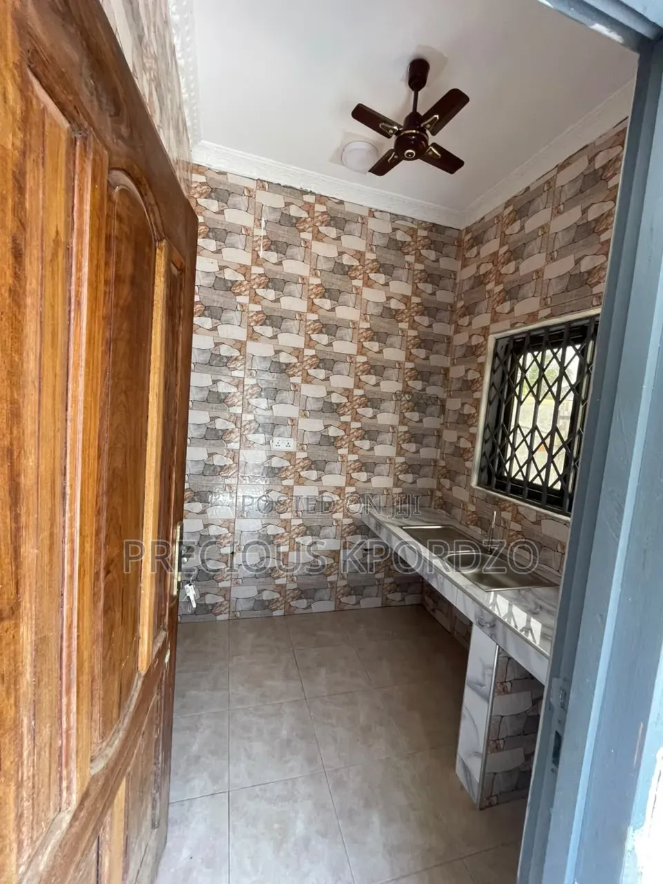 1bdrm Room & Parlour in Adenta Commandos Lst for rent