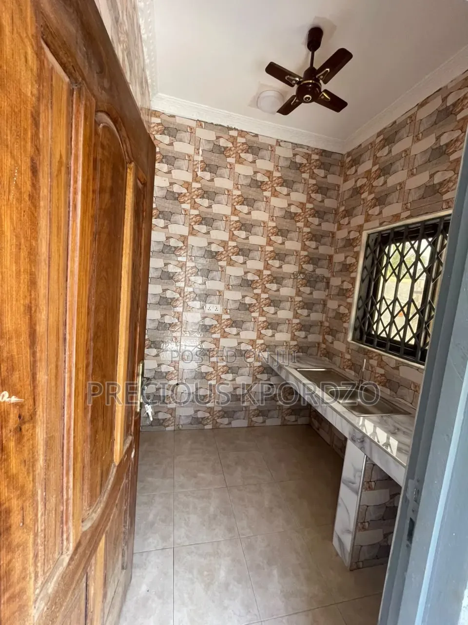 1bdrm Room & Parlour in Adenta Commandos Lst for rent