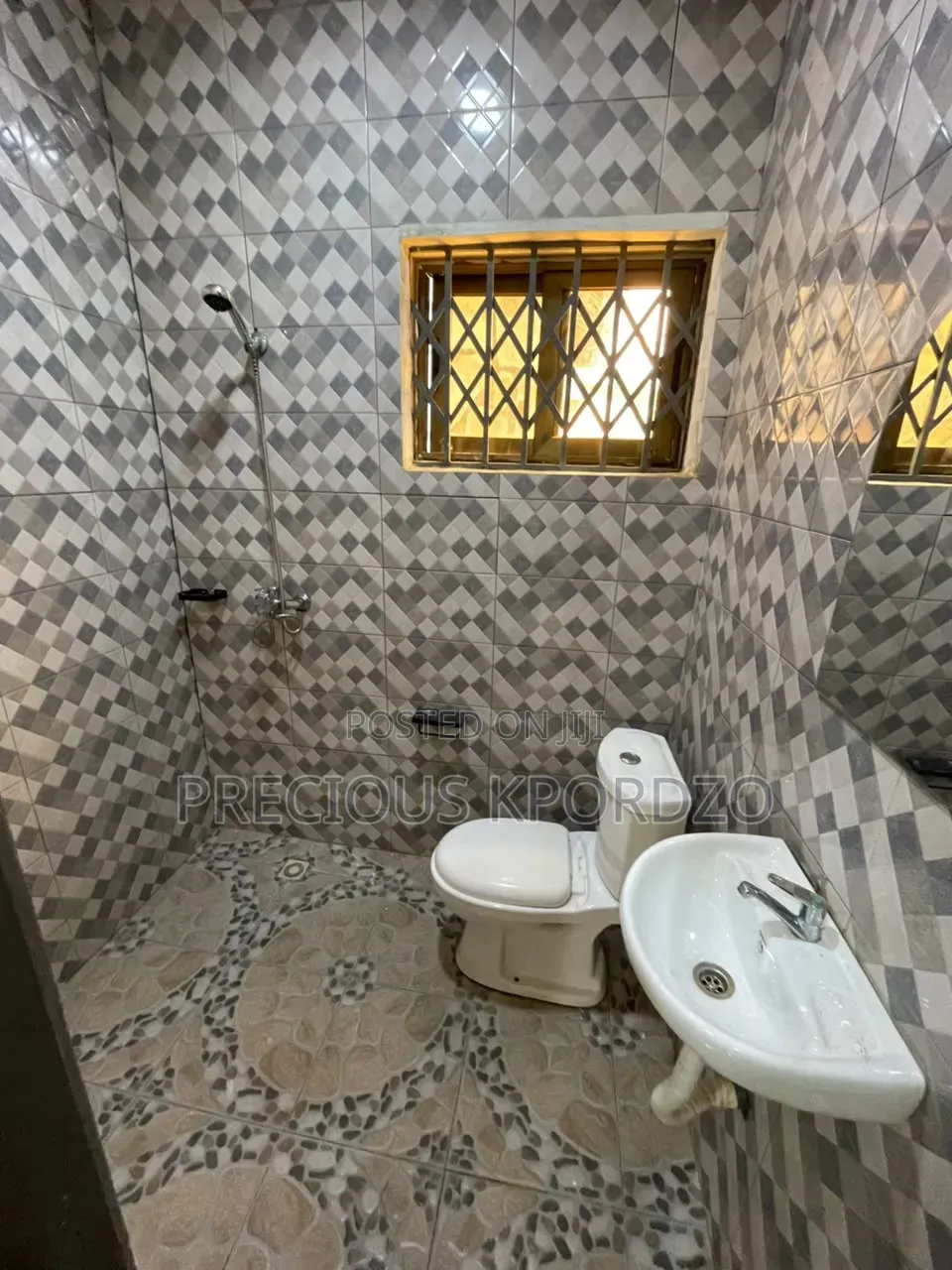 1bdrm Room & Parlour in Adenta Commandos Lst for rent