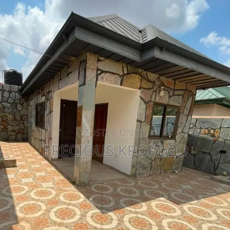 1bdrm Room & Parlour in Adenta Commandos Lst for rent