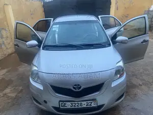 Toyota Belta 2010 Silver