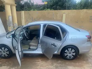 Toyota Belta 2010 Silver