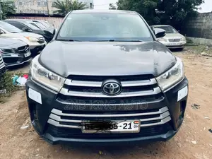 Toyota Highlander LE 2019 Gray