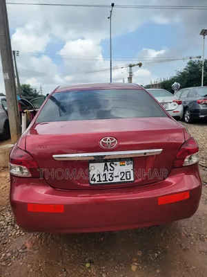 Toyota Yaris Base Sedan 4dr 2010 Red