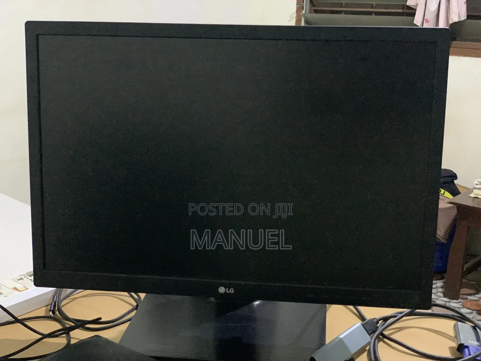 22" LG Office Monitor (+ Stands Power Cables) -Almost New Condition