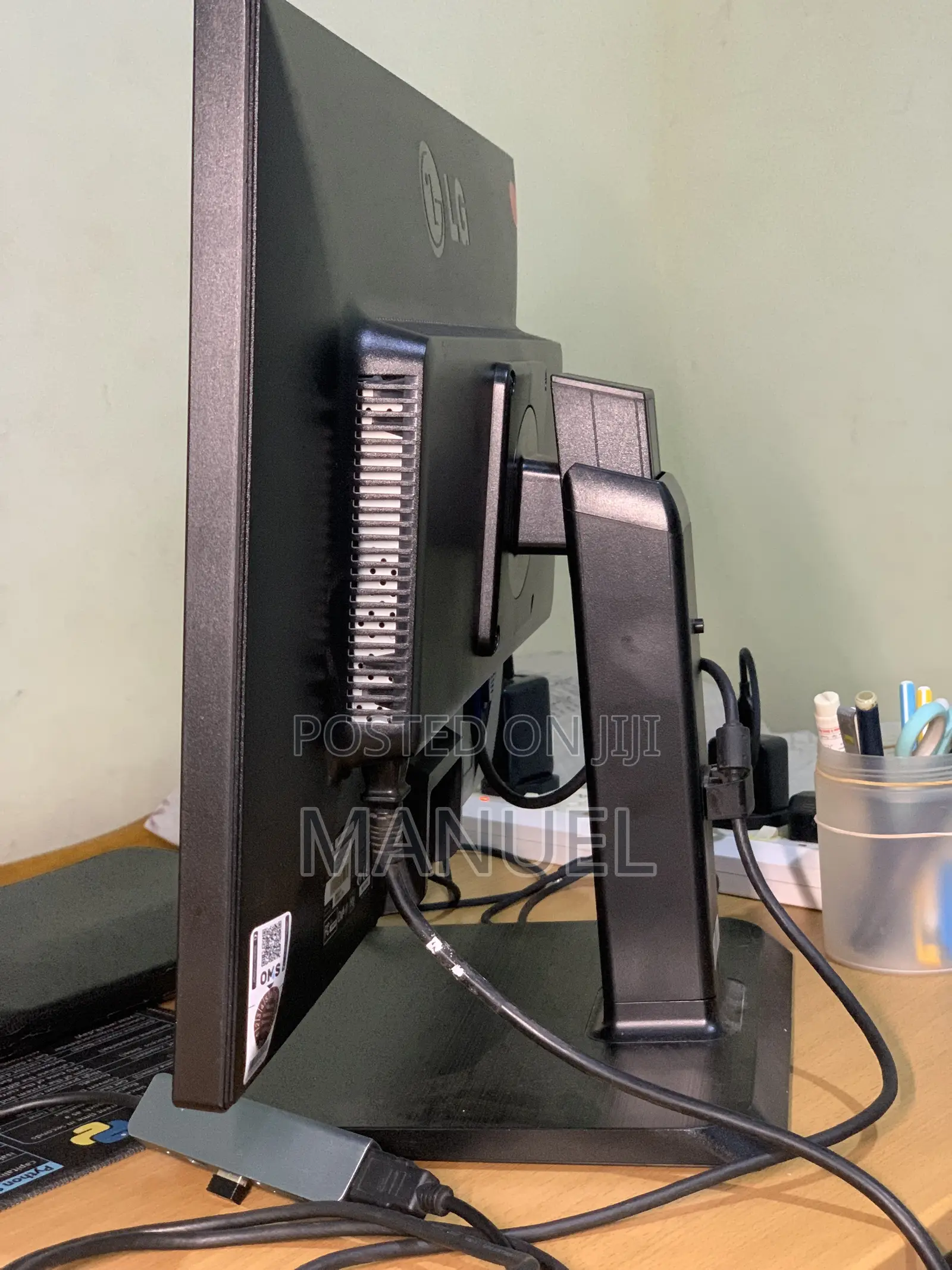 22" LG Office Monitor (+ Stands Power Cables) -Almost New Condition
