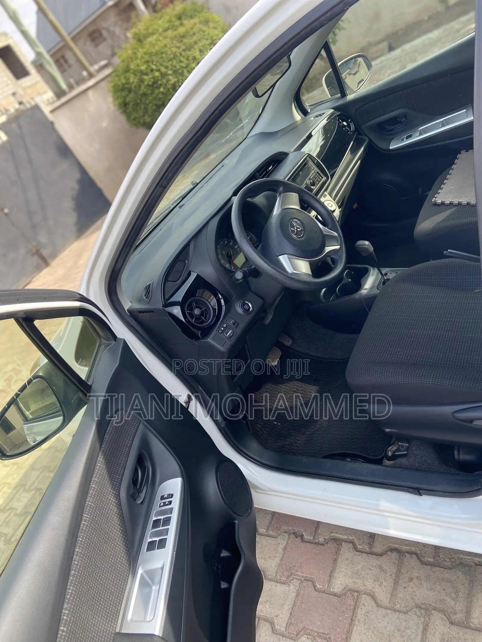 Toyota Vitz 1.0 FWD 5dr 2015 White