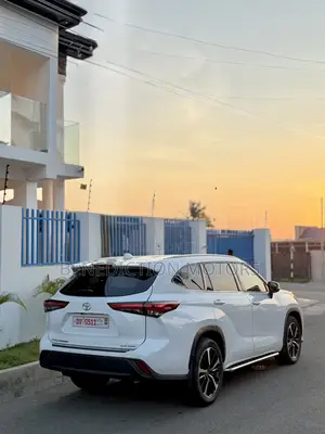 Toyota Highlander XLE AWD 2023 White