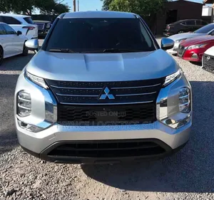 Mitsubishi Outlander SE 2022 Silver