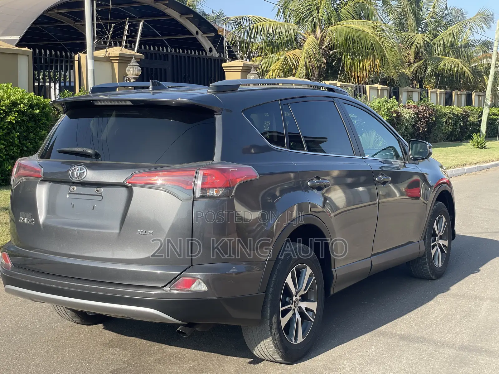 Toyota RAV4 XLE 4dr SUV (2.5L 4cyl 6A) 2018 Gray