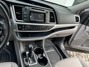 Toyota Highlander LE 4x2 (2.7L 4cyl 6A) 2018 Gray