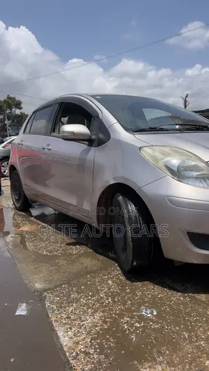 Toyota Vitz 1.3 FWD 3dr 2010 Silver
