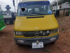 Mercedes-Benz Sprinter 2009 Yellow