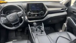 Toyota Highlander XLE 2021 Silver